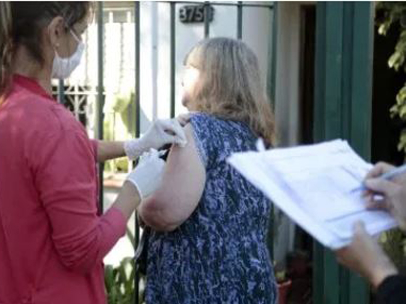 Aplican vacunas antingripales casa por casa