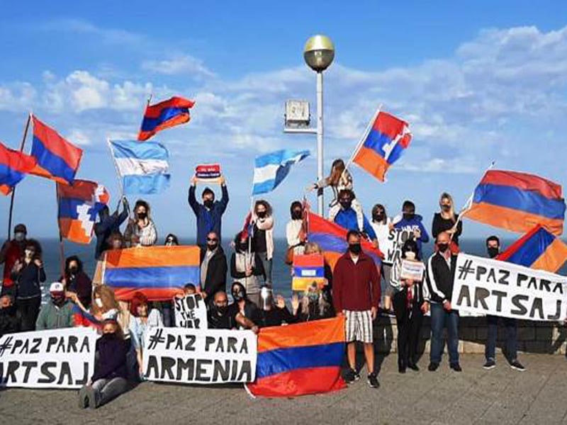 La colectividad armenia realizó una caravana por la paz