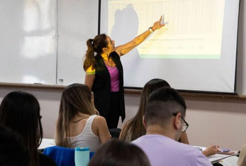Docentes necesitan un aumento superior al 50% para recuperar el salario