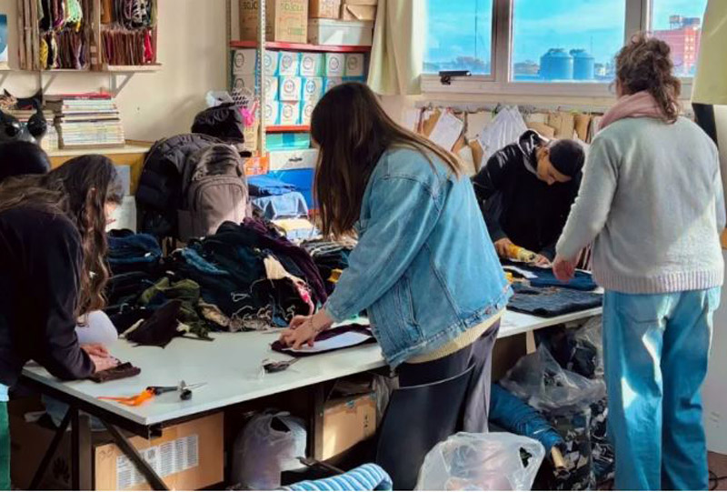 Confeccionan abrigos destinados a personas en situación de calle