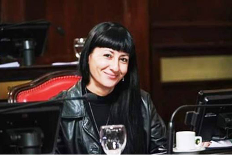 Proponen prohibir festejos de egresados con harina y huevos