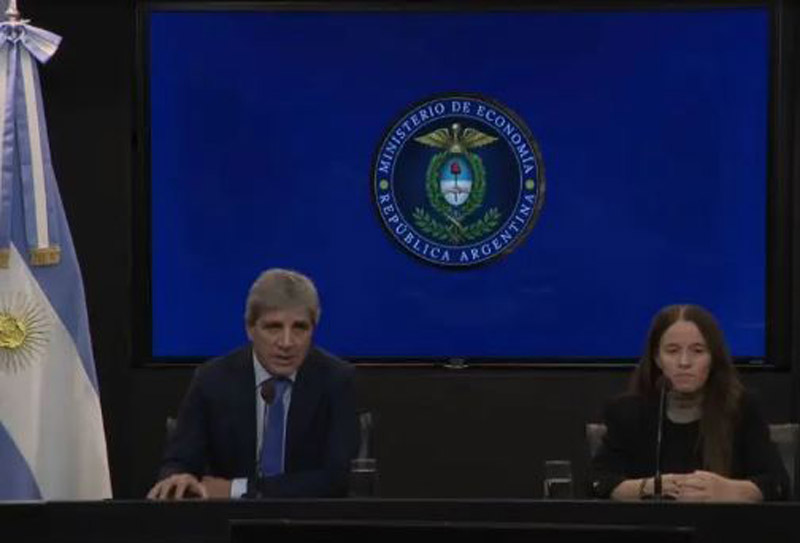 Caputo: “hay una masa muy grande dólares en el colchón”