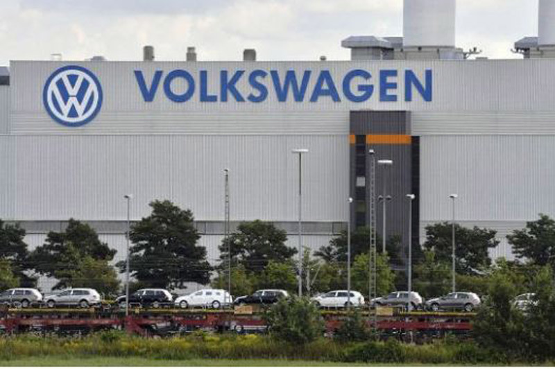 Volkswagen planea cerrar sus plantas en Alemania y eliminar 100 mil empleos